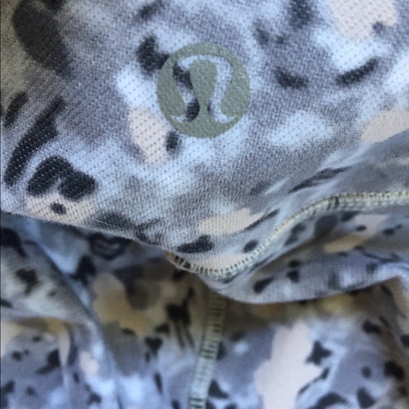 🍋Lululemon Wunder Under Sz 8 Crops - Picture 5 of 5